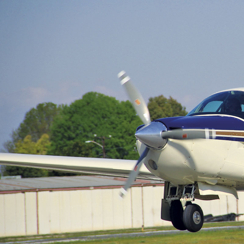 Mooney M20C Aterrizando